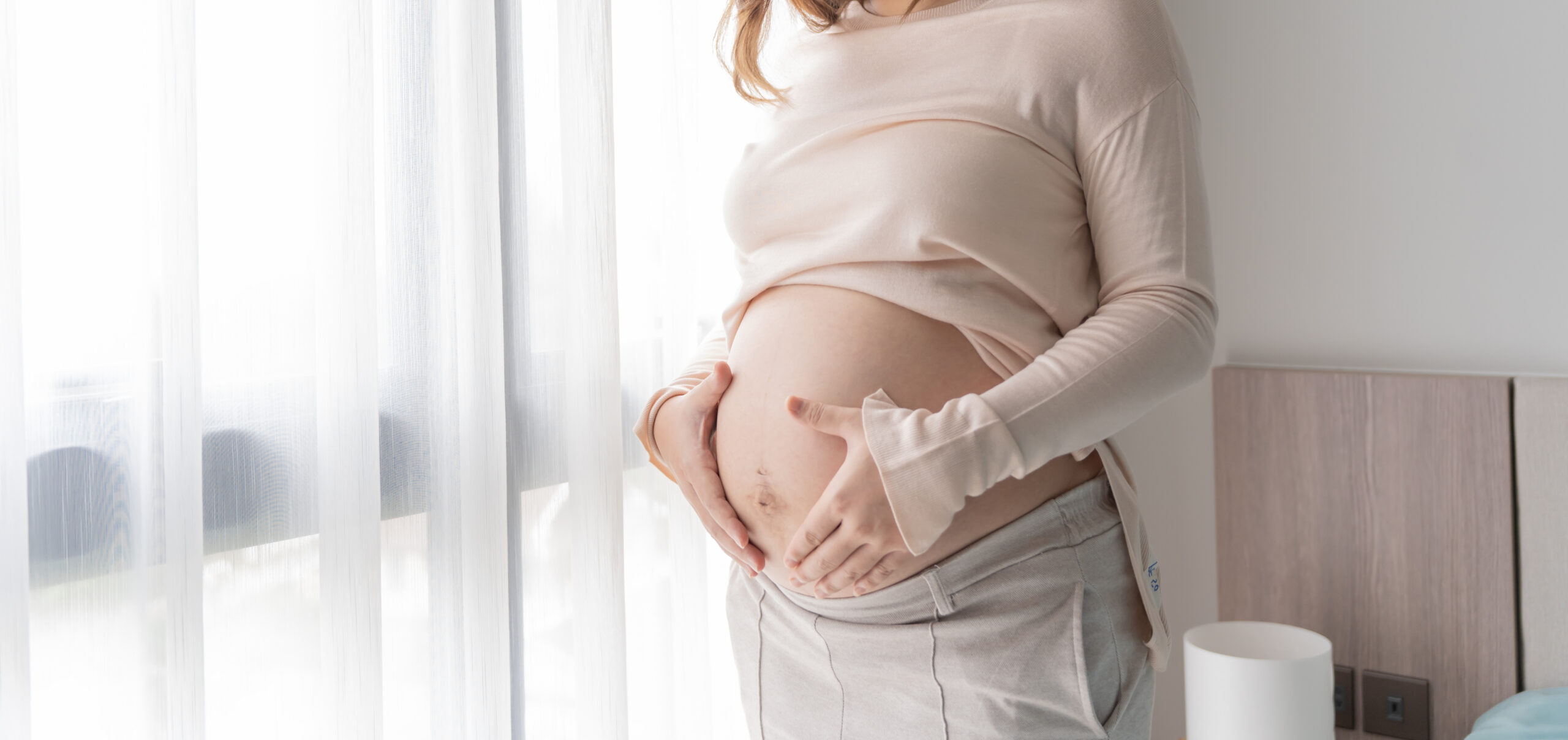 Gestante com as mãos na barriga, representando a ansiedade na gestação