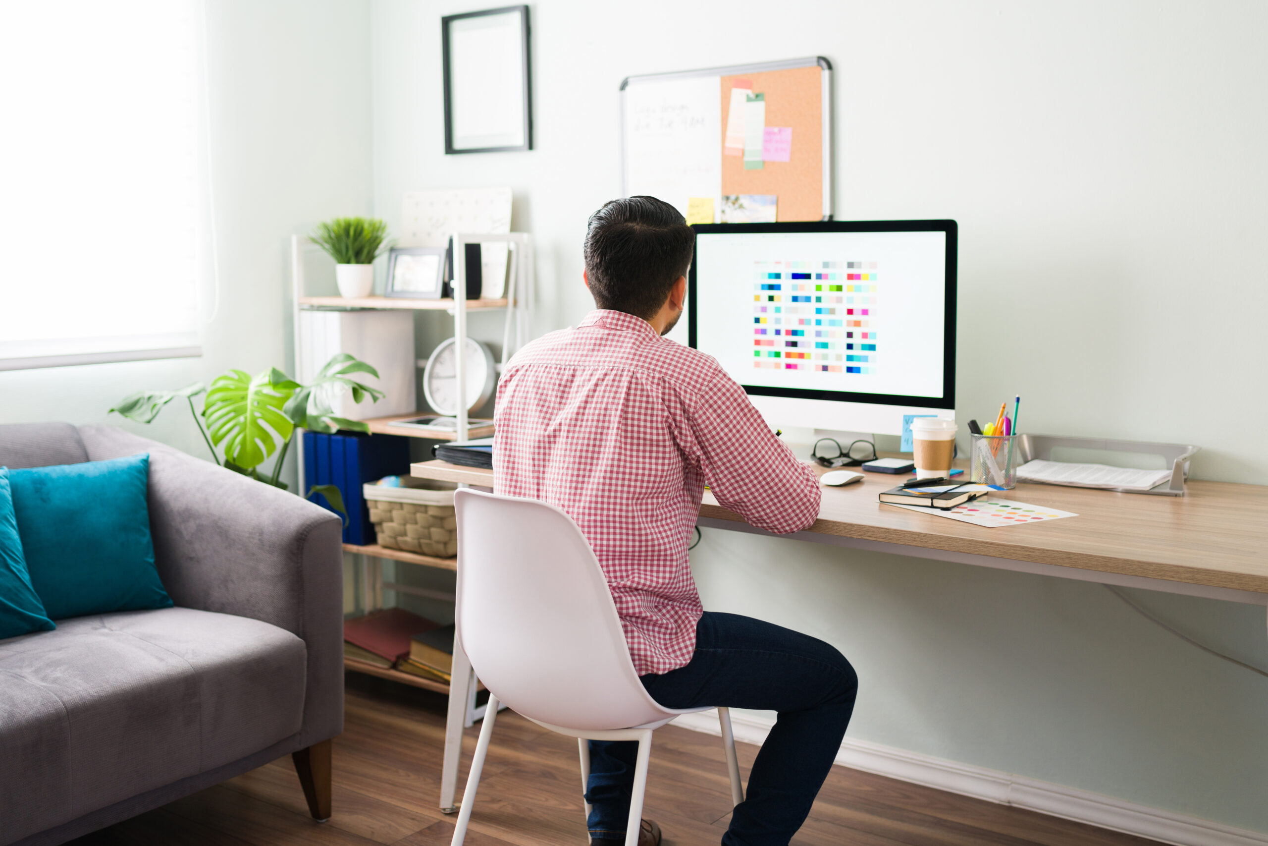 Homem adulto trabalhando no computador, representando o TDAH adulto e a dificuldade de foco