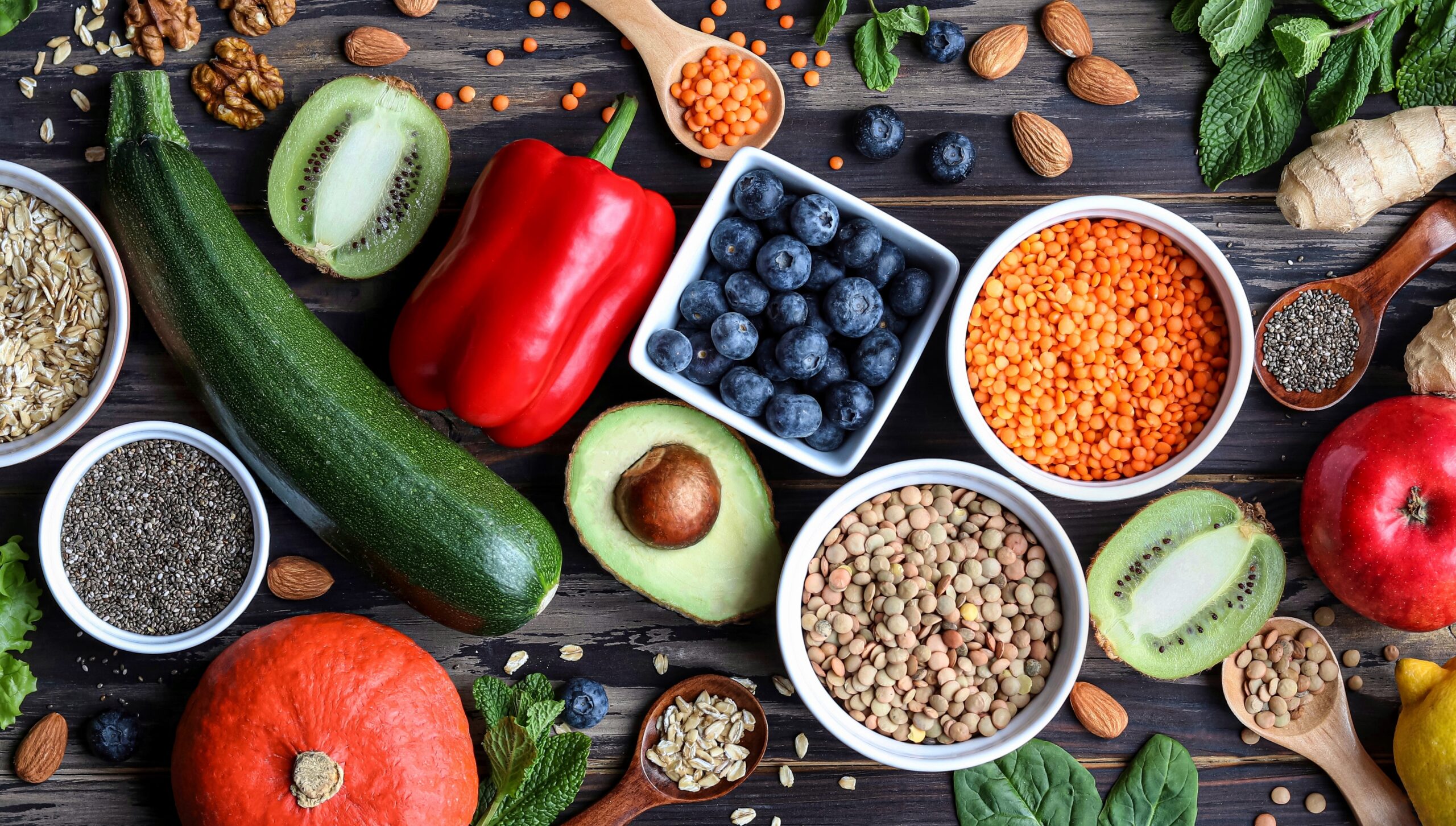 Refeição saudável e colorida sobre mesa de madeira, tema alimentação e saúde mental