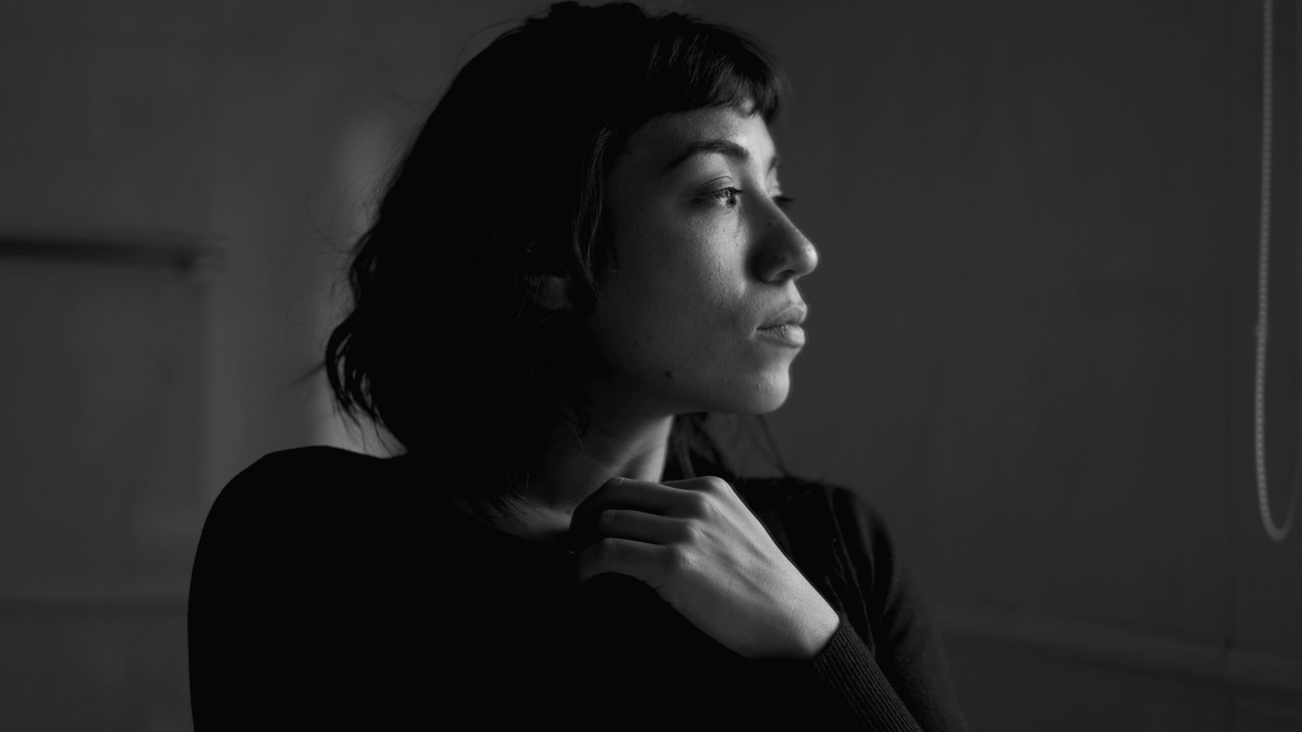 Gestante pensativa junto à janela ilustrando depressão na gravidez