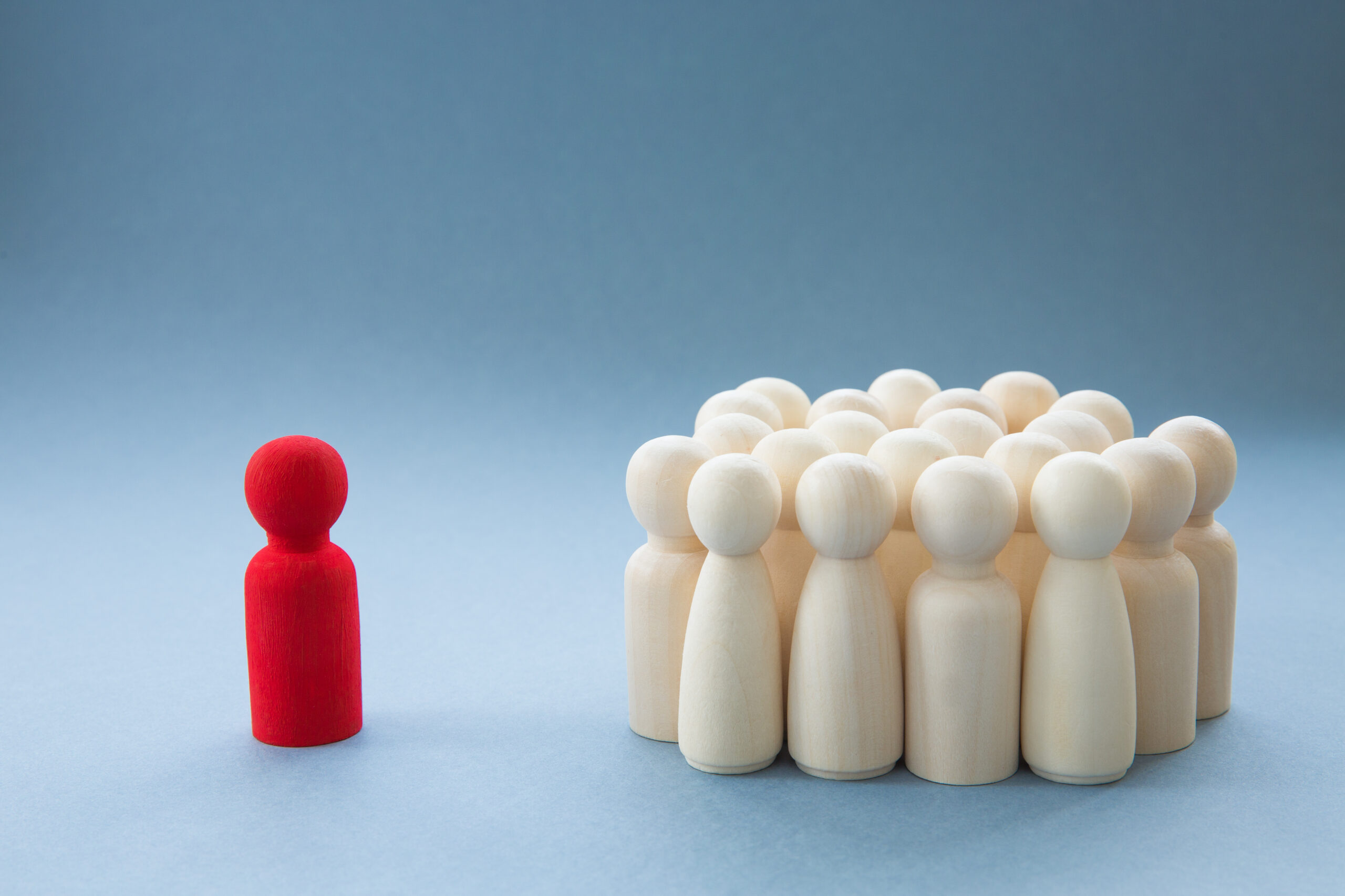 Figura isolada diante de um grupo ilustrando a fobia social