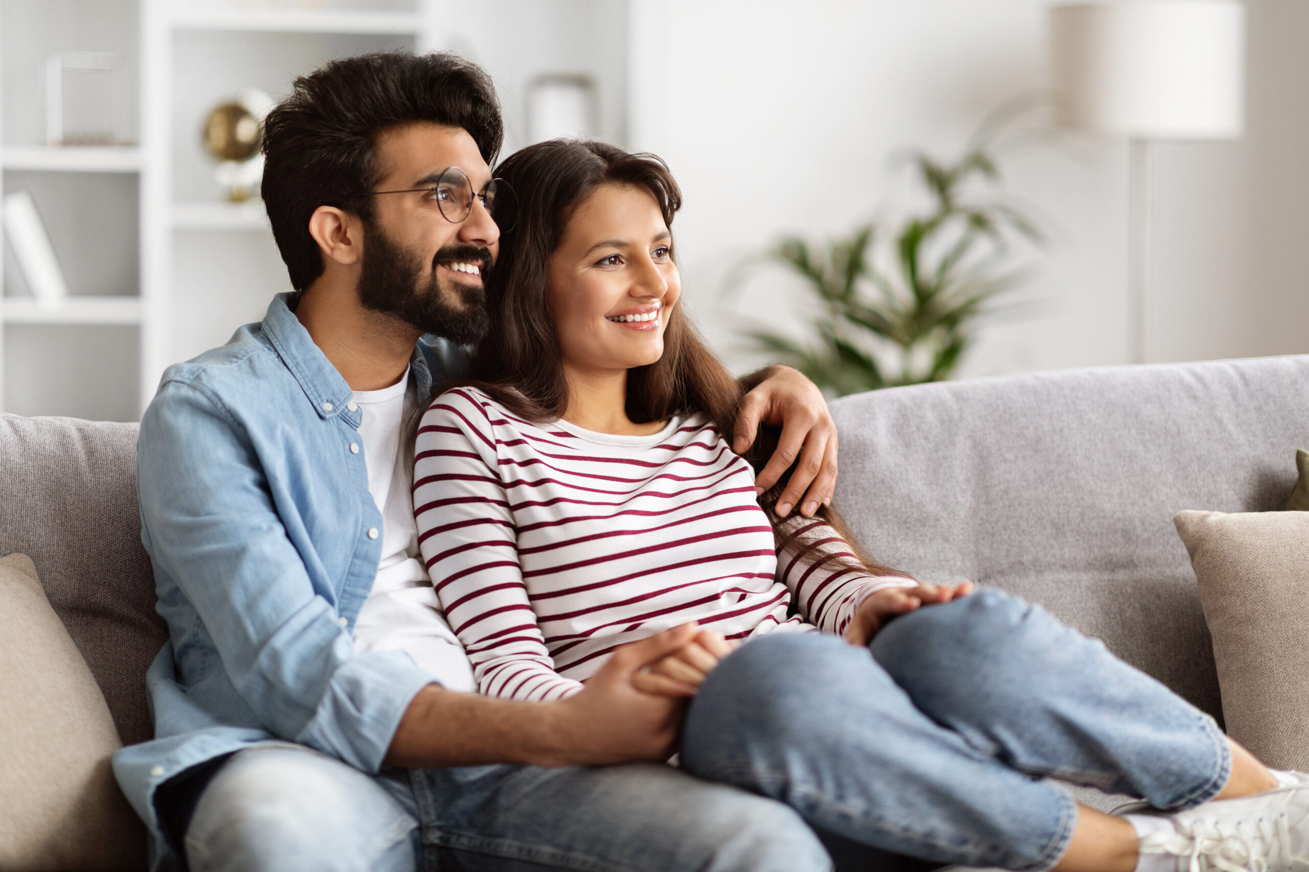 Casal em conexão afetuosa em casa sobre libido no pós-parto