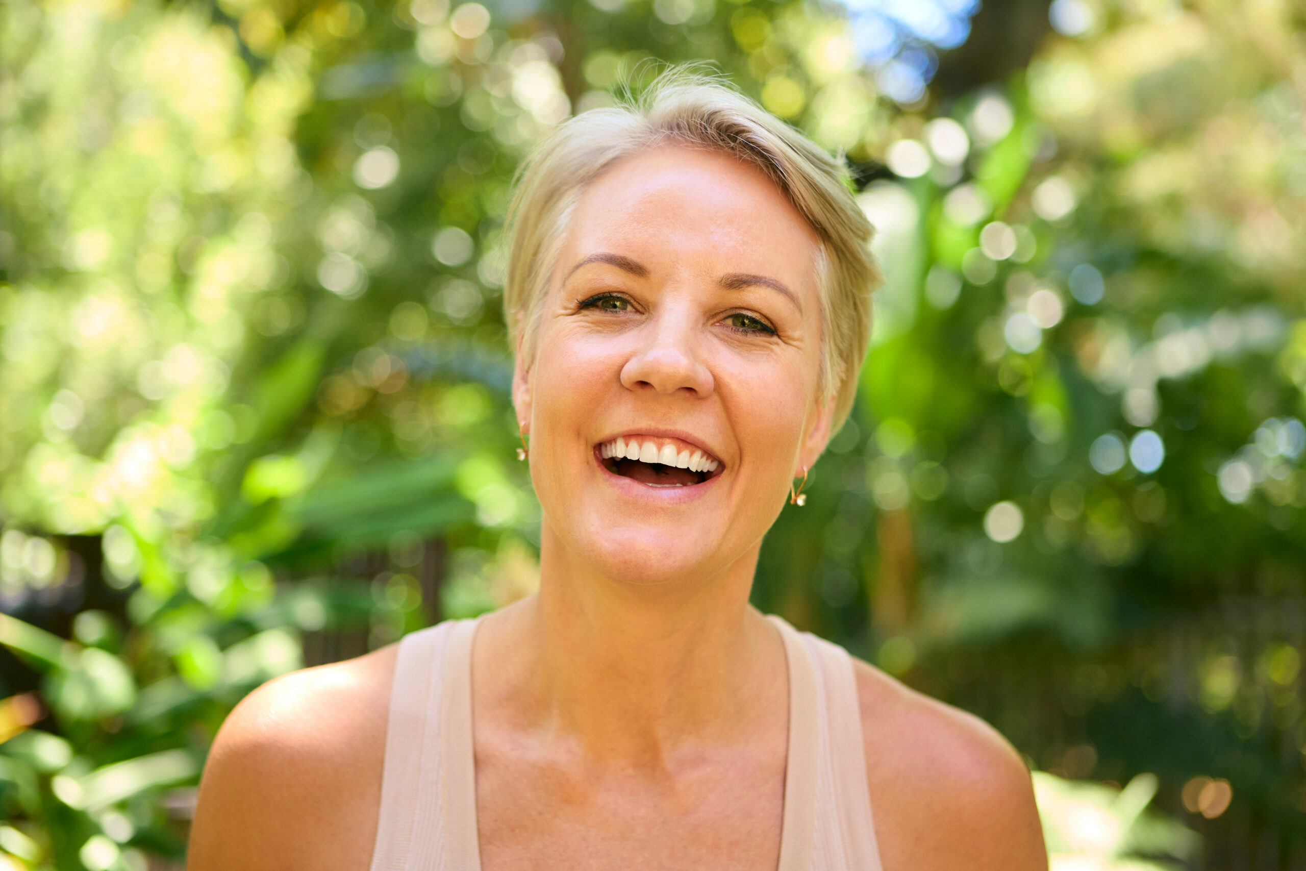 Mulher madura serena ao ar livre representando menopausa e saúde mental