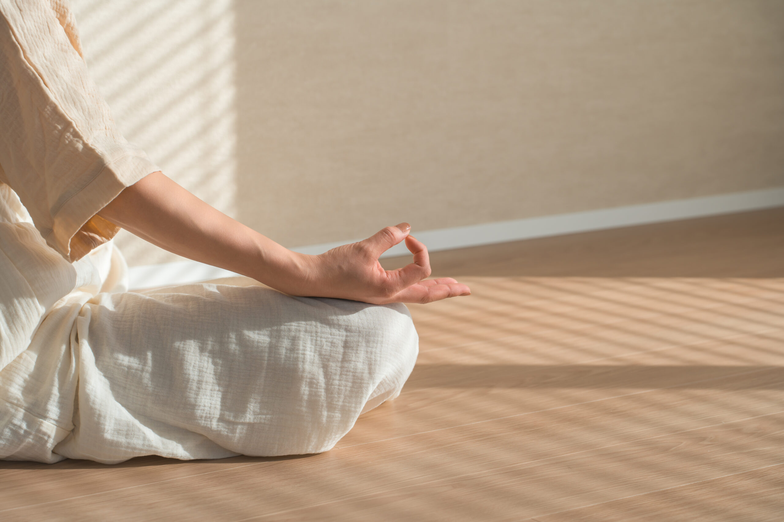 Mulher em prática de mindfulness para reduzir a ansiedade