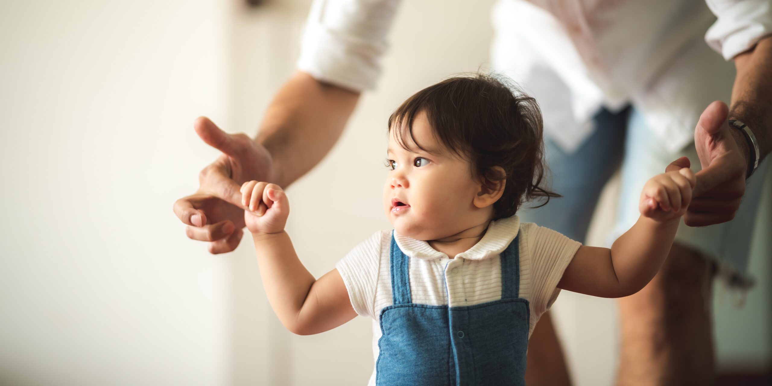 Família apoiando uma mãe, ilustrando rede de apoio pós-parto