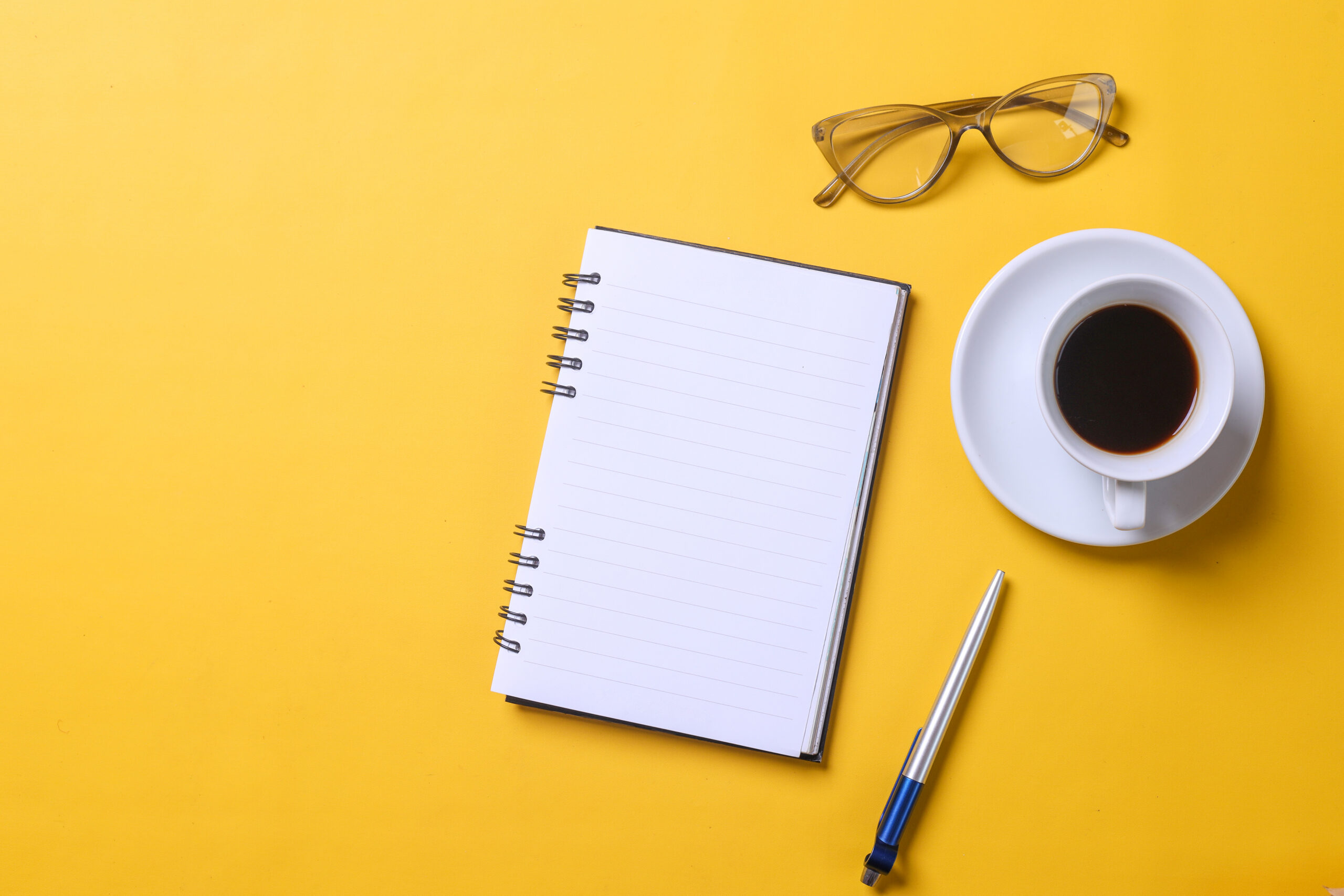 Mesa com caderno e café ilustrando o transtorno de ansiedade generalizada