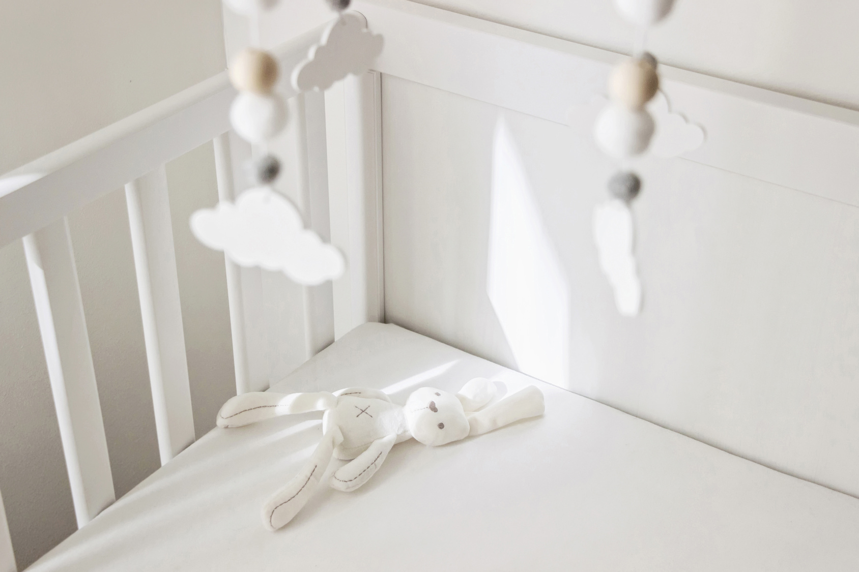 Quarto de bebê com berço, tema ansiedade pós-parto